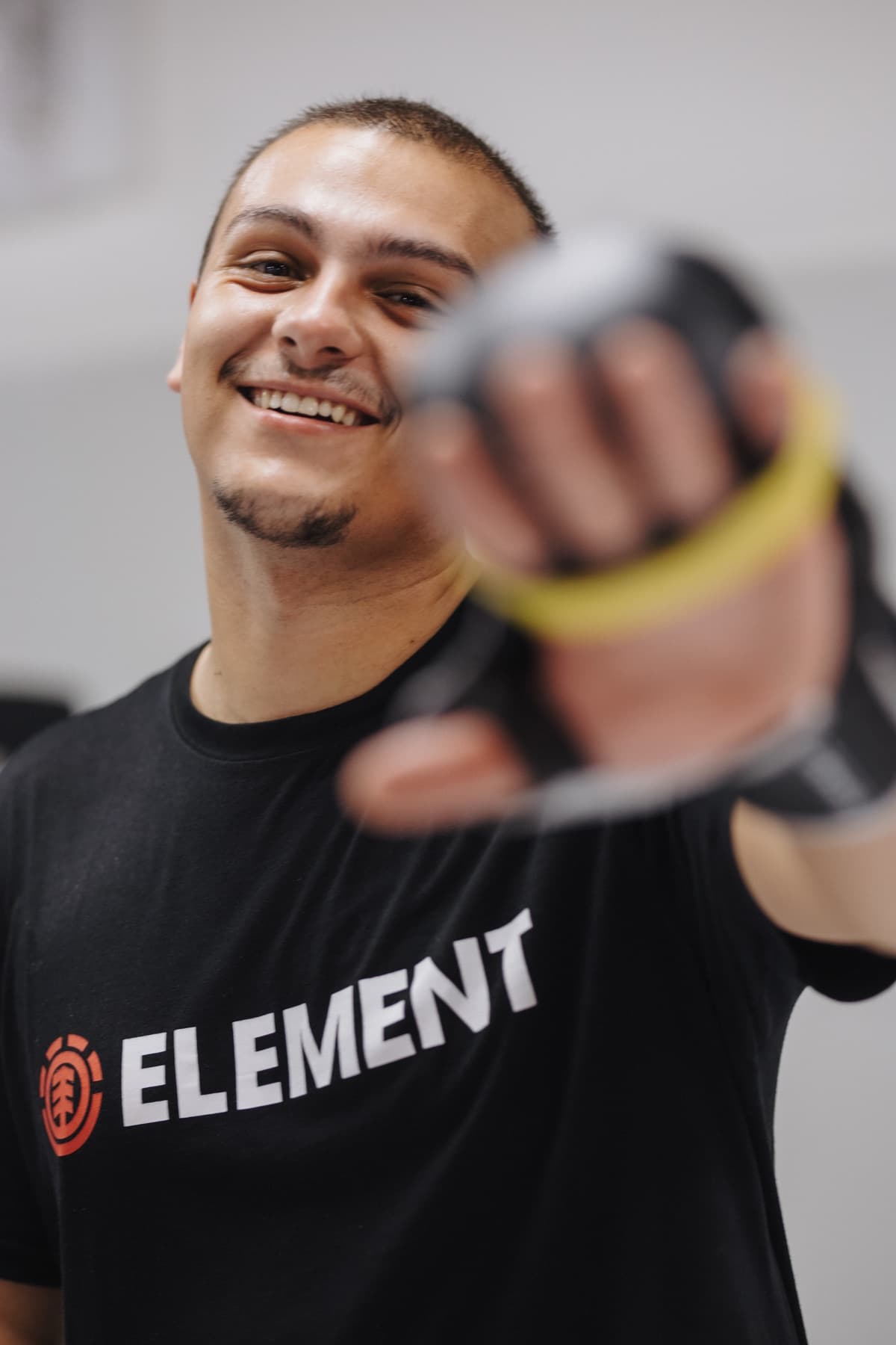 Aluno sorridente durante o treino